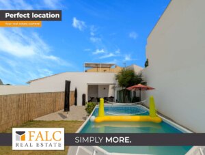 Elegantes Dorfhaus mit Baugrundstück in Son Carrió